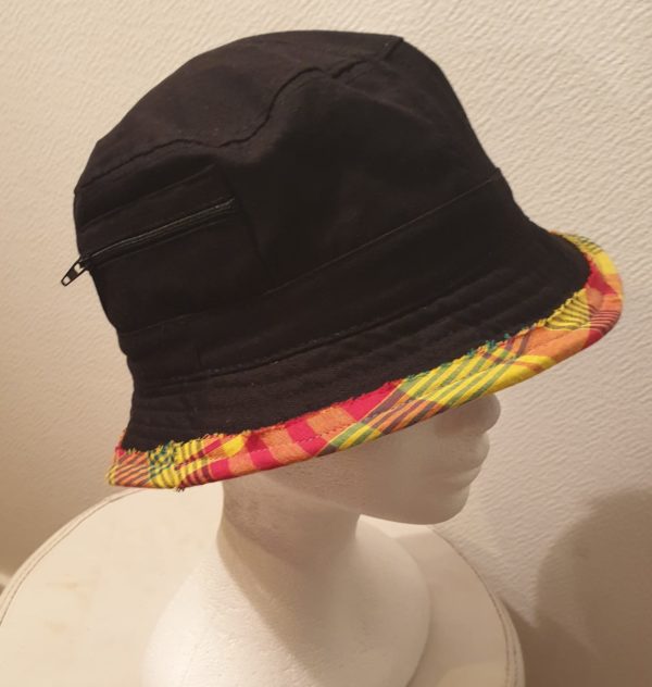 1.1Bob coton finition Madras avec petite poche profil droit. Zippées. Prix : 15.00€.