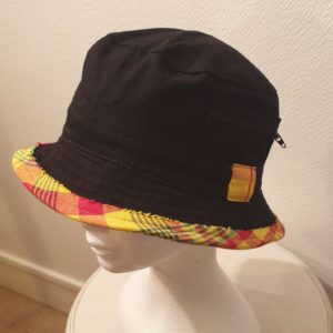 2.2Bob coton finition Madras avec petite poche profil droit. Zippées. Prix : 15.00€.