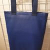 Sac simili cuir drapeau Haïti entièrement doublé. Envers. Taille : 37x30x7. Prix : 49.00€