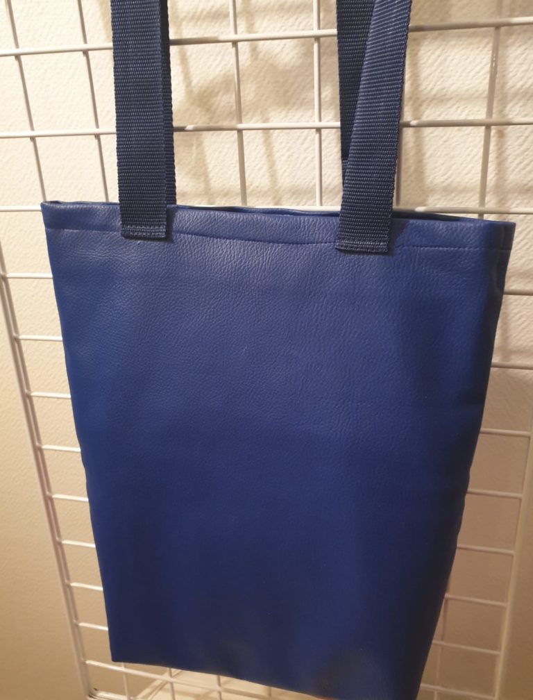 Sac simili cuir drapeau Haïti entièrement doublé. Envers. Taille : 37x30x7. Prix : 49.00€