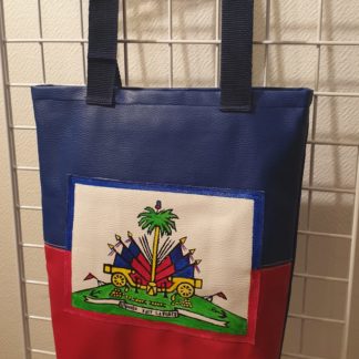 Sac simili cuir drapeau Haïti entièrement doublé. Face Taille : 37x30x7. Prix : 49.00€
