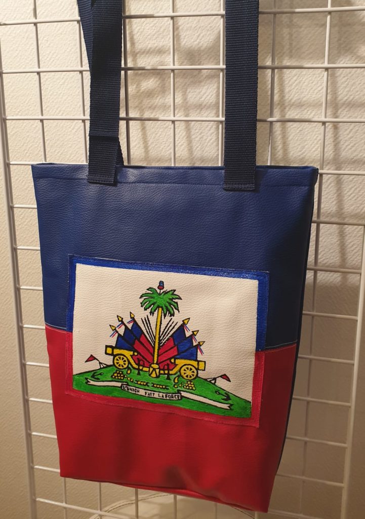 Sac simili cuir drapeau Haïti entièrement doublé. Face Taille : 37x30x7. Prix : 49.00€