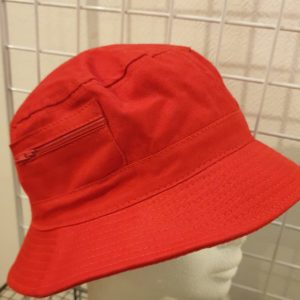 15Bob 100% coton rouge et 2 petites poches latérales. Mixte. Taille : 55, 57, 59, 61. Prix : 10.00€.