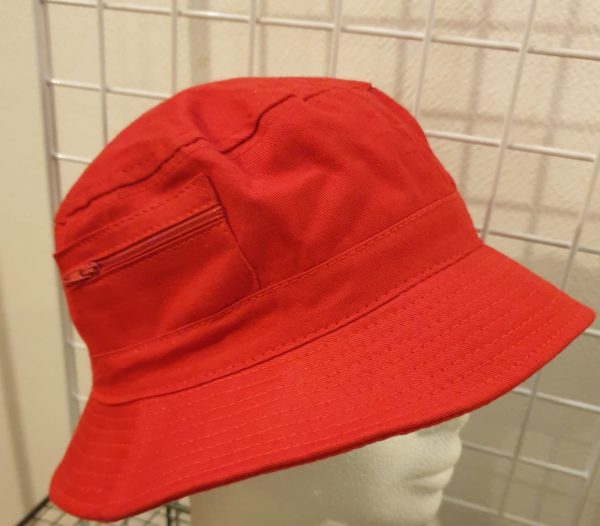 15Bob 100% coton rouge et 2 petites poches latérales. Mixte. Taille : 55, 57, 59, 61. Prix : 10.00€.