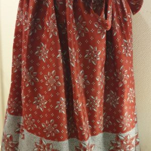 Réf15Jupe longue wax grise et rouge nouée sur le devant ou sur le côté. Taille : S, M, L, XL, XXL Prix : 53,00€.