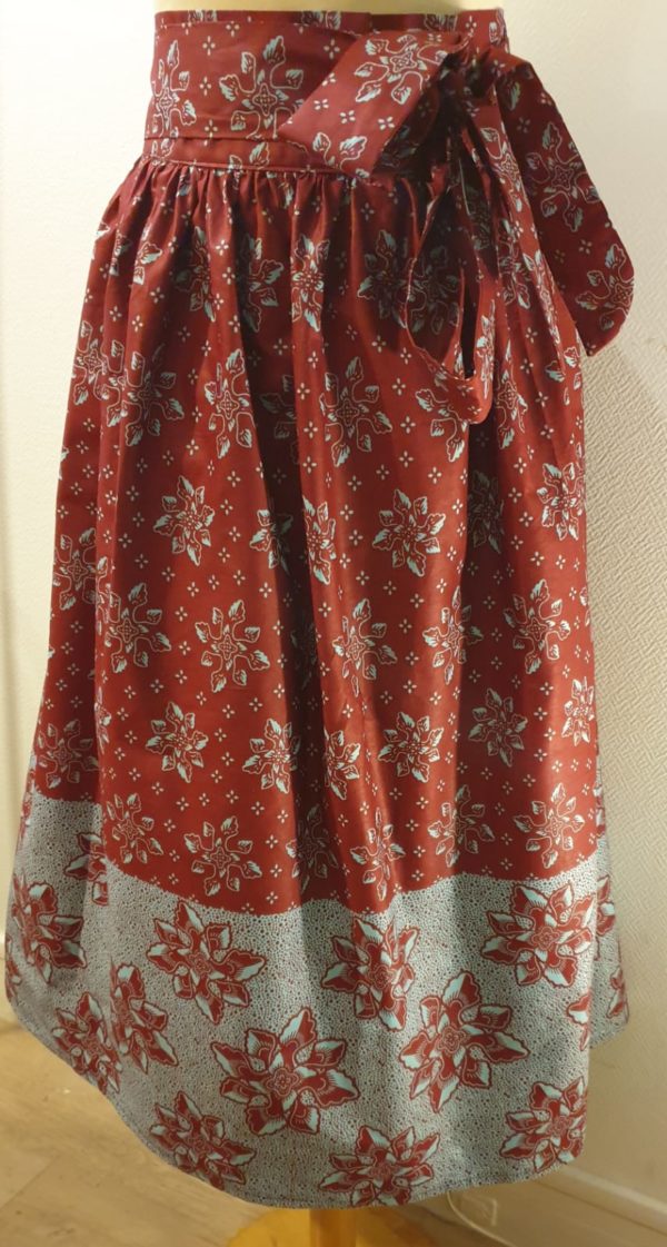 Réf15Jupe longue wax grise et rouge nouée sur le devant ou sur le côté. Taille : S, M, L, XL, XXL Prix : 53,00€.