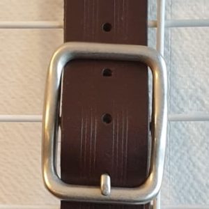 10Ceinturon marron tout en cuir (véritable cuir vachette). Prix : 29.95€.