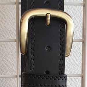 14Ceinturon noir. Couture sellier. Véritable cuir vachette. Prix : 35.00€.
