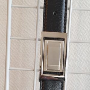 16Ceinturon grand luxe marron clair. Vachette véritable. Réglable. Prix : 35.00€.