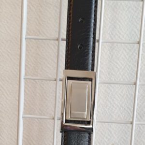 17Ceinturon grand luxe noir. Vachette véritable. Réglable. Prix : 35.00€.