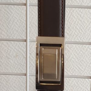 18Ceinturon noir. Couture sellier. Véritable cuir vachette. Prix : 35.00€.