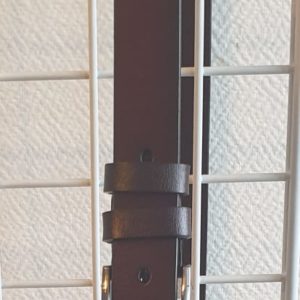 3Ceinturon marron. Cuir véritable dessus et doublé cuir. Taille M, L. Prix : 25.00€.