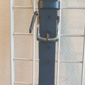 4Ceinturon bleu. Cuir véritable dessus et doublé cuir. Taille M, L. Prix : 25.00€.