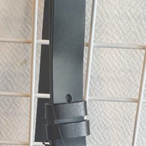 5Ceinturon noir. Cuir véritable dessus et doublé cuir. Taille M, L. Prix : 25.00€.