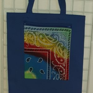 17 Sac tissu 100% coton. Dimension 44 sur 36. Couleur feu de corail. Poche avec fermeture éclaire à l'extérieur en tissu bandana. Prix : 16€