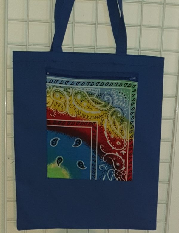 17 Sac tissu 100% coton. Dimension 44 sur 36. Couleur feu de corail. Poche avec fermeture éclaire à l'extérieur en tissu bandana. Prix : 16€