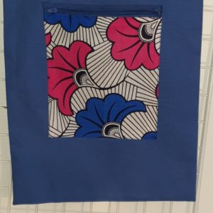 18 Sac tissu 100% coton. Dimension 40 sur 36. Fleurs rouges et bleues. Poche avec fermeture éclaire à l'extérieur en tissu Wax. Prix : 16€