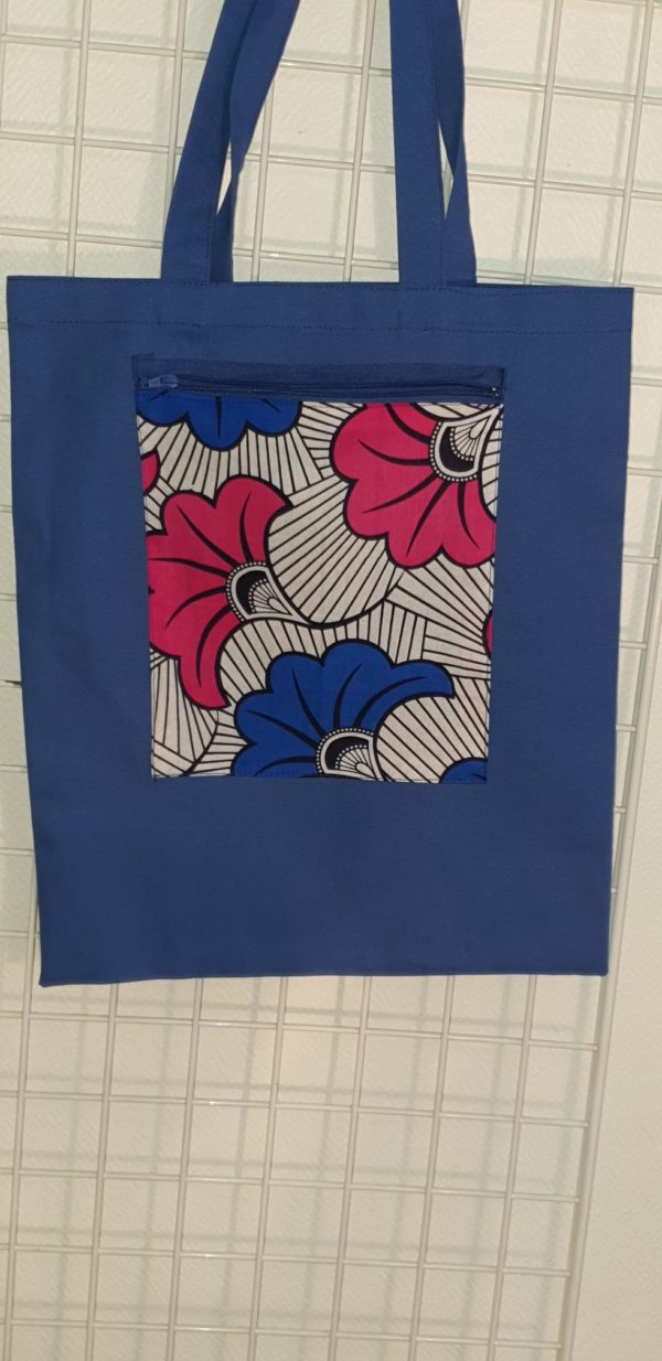 18 Sac tissu 100% coton. Dimension 40 sur 36. Fleurs rouges et bleues. Poche avec fermeture éclaire à l'extérieur en tissu Wax. Prix : 16€