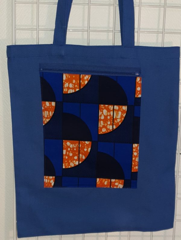 17 Sac tissu 100% coton. Dimension 44 sur 36. Couleur feu de corail. Poche avec fermeture éclaire à l'extérieur en tissu bandana. Prix : 16€