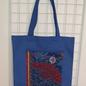 17 Sac tissu 100% coton. Dimension 44 sur 36. Couleur feu de corail. Poche avec fermeture éclaire à l'extérieur en tissu bandana. Prix : 16€