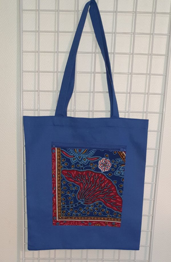 17 Sac tissu 100% coton. Dimension 44 sur 36. Couleur feu de corail. Poche avec fermeture éclaire à l'extérieur en tissu bandana. Prix : 16€