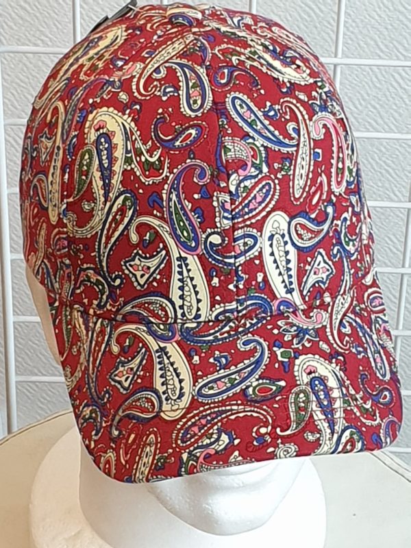 43.2Casquette très classe. Tissu coton. Couleur dominante rouge. Réglable à l'arrière. Taille unique. 19,95€