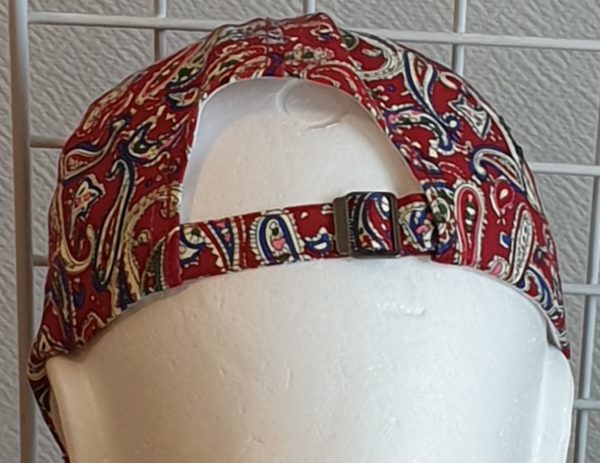 43.3Casquette très classe. Tissu coton. Couleur dominante rouge. Réglable à l'arrière. Taille unique. 19,95€