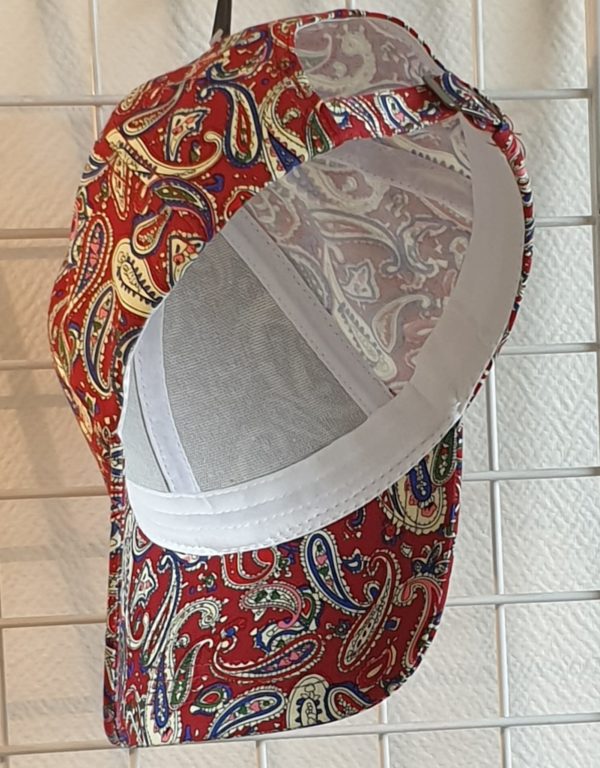 43.4Casquette très classe. Tissu coton. Couleur dominante rouge. Réglable à l'arrière. Taille unique. 19,95€