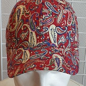 43.1Casquette très classe. Tissu coton. Couleur dominante rouge. Réglable à l'arrière. Taille unique. 19,95€
