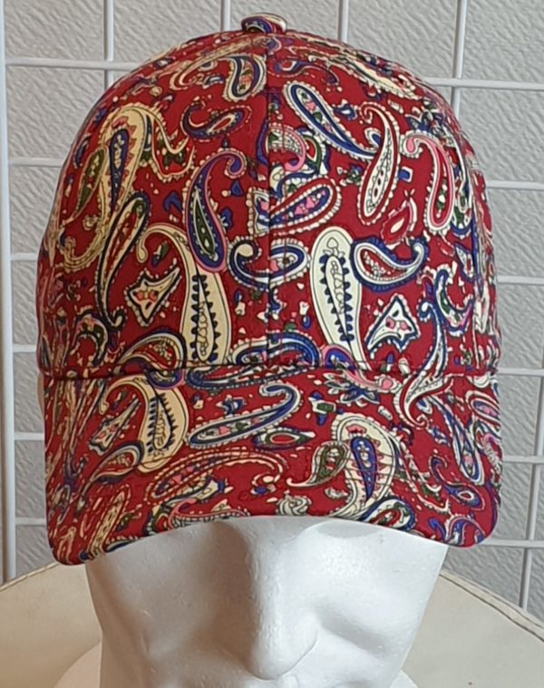 43.1Casquette très classe. Tissu coton. Couleur dominante rouge. Réglable à l'arrière. Taille unique. 19,95€