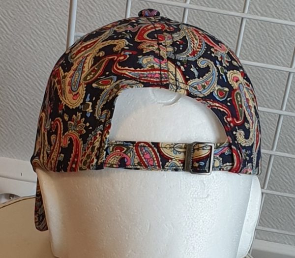 44.2Casquette très classe. Tissu coton. Couleur dominante bleue. Réglable à l'arrière. Taille unique.