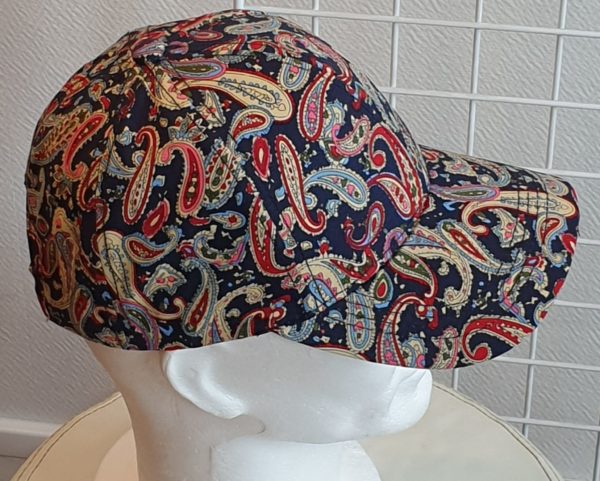 44.3Casquette très classe. Tissu coton. Couleur dominante bleue. Réglable à l'arrière. Taille unique.