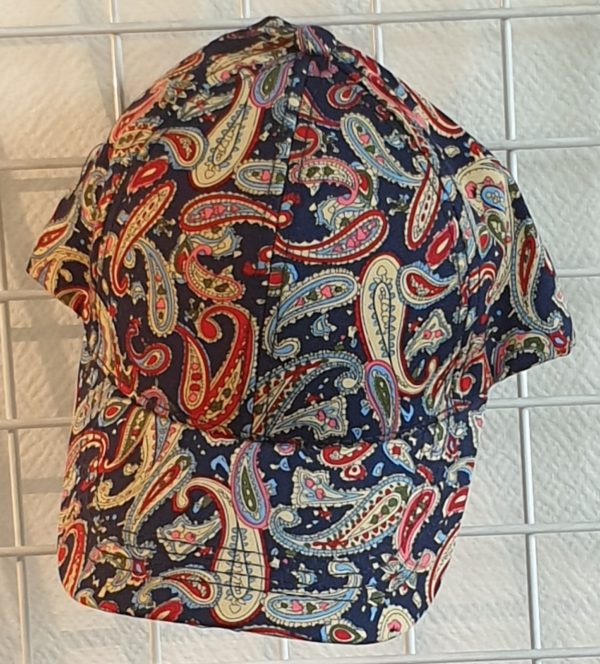 4.4Casquette très classe. Tissu coton. Couleur dominante bleue. Réglable à l'arrière. Taille unique.