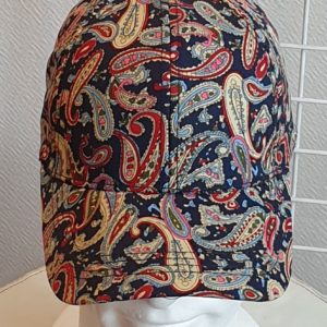 44.1Casquette très classe. Tissu coton. Couleur dominante bleue. Réglable à l'arrière. Taille unique.