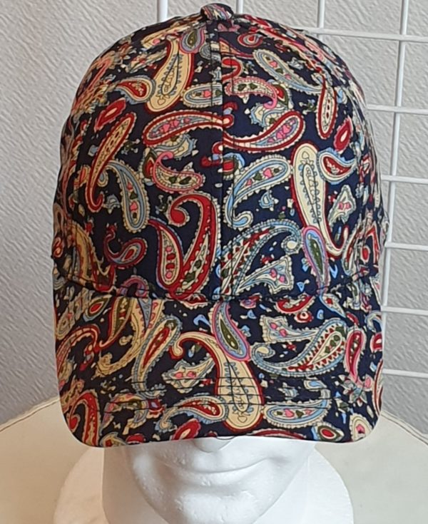 44.1Casquette très classe. Tissu coton. Couleur dominante bleue. Réglable à l'arrière. Taille unique.