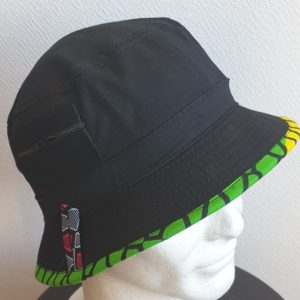 23.1 Bob chapeau en coton. Touche Wax. Bordure jaune, vert, violet. Taille : 57, 59. Prix : 10,95€.