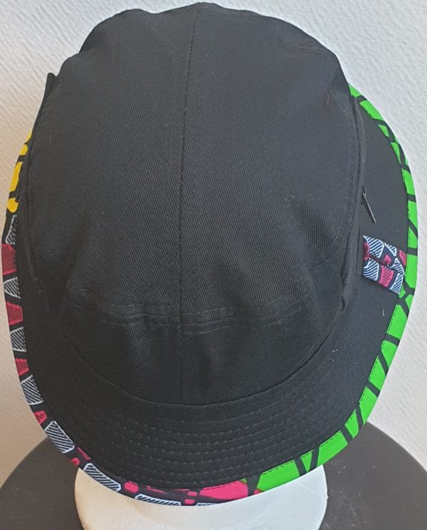 23.2Bob chapeau en coton. Touche Wax. Bordure jaune, vert, violet. Taille : 57, 59.