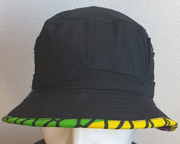 23.4 Bob chapeau en coton. Touche Wax. Bordure jaune, vert, violet. Taille : 57, 59.