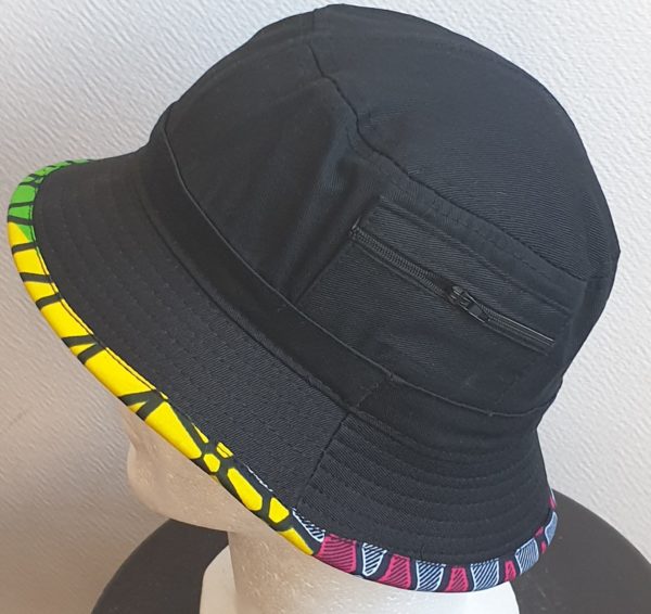 23.5 Bob chapeau en coton. Touche Wax. Bordure jaune, vert, violet. Taille : 57, 59.