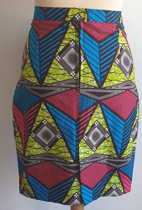 Réf23 Jupe mi-longue droite entièrement doublée. Fermeture dorsale . Fente en contrebas. Taille : 40.