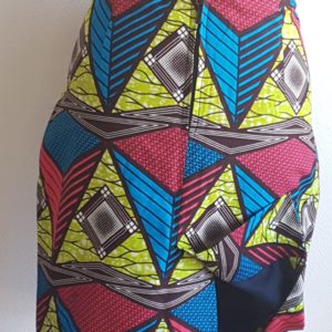 Jupe mi-longue droite entièrement doublée. Fermeture dorsale . Fente en contrebas. Taille : 40.