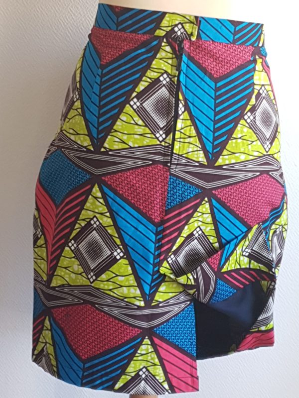 Jupe mi-longue droite entièrement doublée. Fermeture dorsale . Fente en contrebas. Taille : 40.