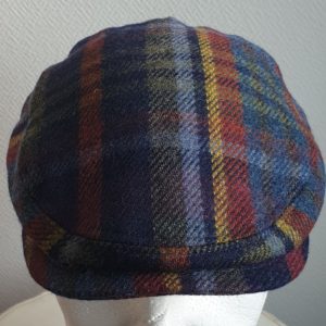 Beret-dhivers-50-laine-50-polyester.-Entierement-double-et-matelasse.-Reglable-a-larriere.-Couleur-de-fond-bleu-ciel-Taille-unique.
