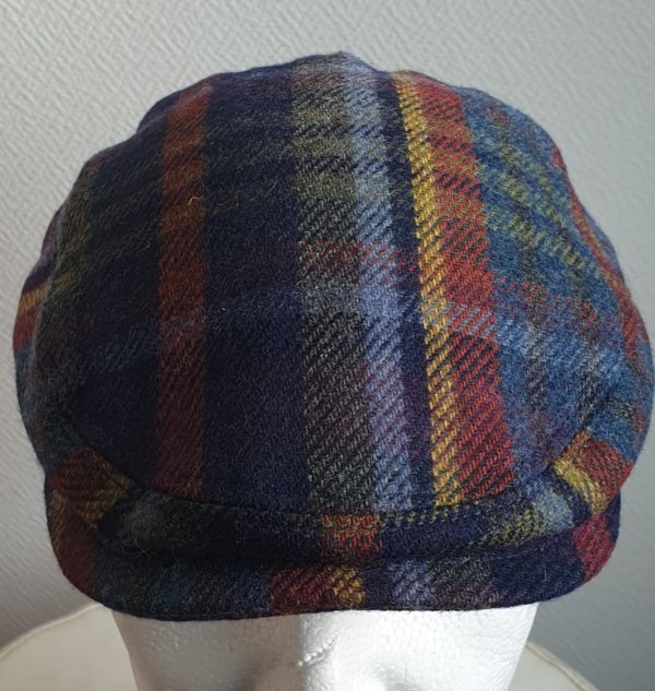 Beret-dhivers-50-laine-50-polyester.-Entierement-double-et-matelasse.-Reglable-a-larriere.-Couleur-de-fond-bleu-ciel-Taille-unique.