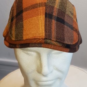Réf29.1Beret-dhiver-50-laine-50-polyester.-Entierement-double-et-matelasse.-Reglable-a-larriere.-Couleur-de-fond-moutarde.-Taille-unique.
