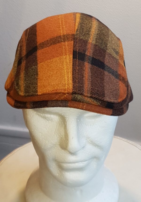 Réf29.1Beret-dhiver-50-laine-50-polyester.-Entierement-double-et-matelasse.-Reglable-a-larriere.-Couleur-de-fond-moutarde.-Taille-unique.
