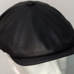 Réf1.1-Beret-casquette-en-cuir-noir.-Coupe-stetson.-Made-in-Italie. Taille : 56-57-58-59. Prix : 89E.jpg