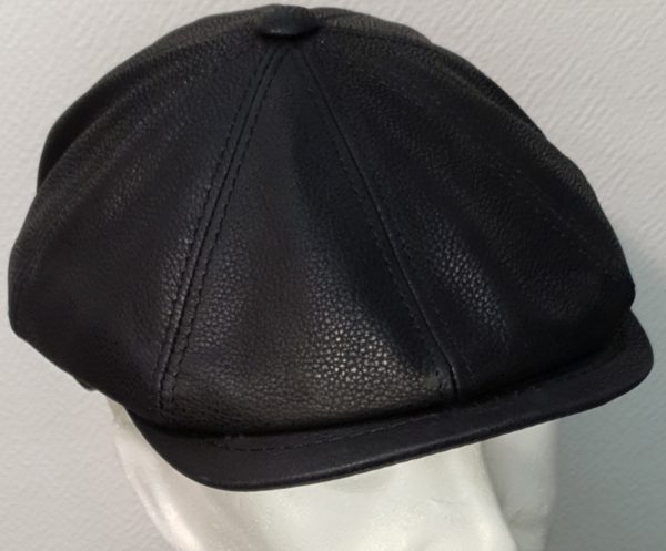 Réf1.1-Beret-casquette-en-cuir-noir.-Coupe-stetson.-Made-in-Italie. Taille : 56-57-58-59. Prix : 89E.jpg