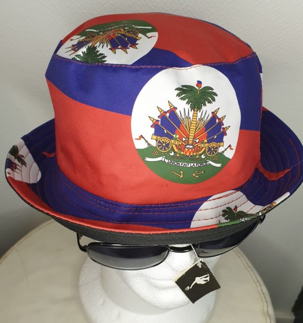 1.1Bob drapeau Haïti. Bob homme et femme. Chapeau bob unisex. Tissu polyester et coton. Réversible. Taille unique. Prix : 23,95€.