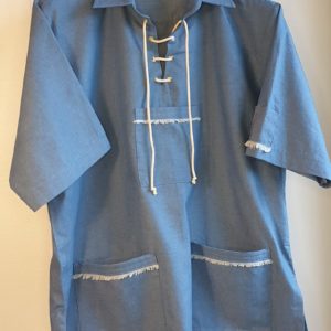16.1Chemise homme. Made in Paris. Modèle simple avec oeillets au devant et coton de serrage. Col officier chic et élégant. Taille : L. Prix : 59.95€.